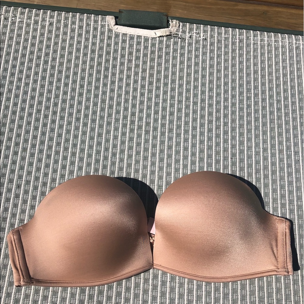 Victoria’s Secret bombshell strapless bra